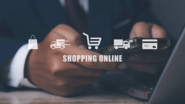 İnternet 'te ikon e-ticaret pazarlama işiyle online cep telefonu alışverişi yapan bir adam. İnternet Teknolojisi, çevrimiçi alışveriş, iş teslimatı e-ticaret, internet hizmeti.