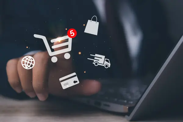 Adamın biri alışveriş arabasına ve e-ticaret pazarlama şirketine dokunuyor. İnternet Teknolojisi, çevrimiçi alışveriş, iş teslimatı e-ticaret, internet hizmeti.