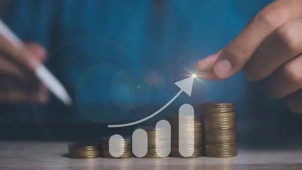 İş adamı, ekran önx ticaret grafiği finansal verileri ile madeni para yığıyor. Gol işi kar grafiği geliştirme. Borsa, mali büyüme raporu.