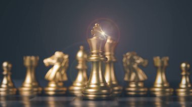 Satranç masası oyunu, iş rekabeti. Bir dizi altın satranç taşı. Liderlik, takım çalışması, ortaklık, iş stratejisi kavramı.
