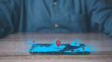 Konum noktası, simge haritaları ve çevrimiçi sistemdeki yerleri bul, İş adamı bilgi konumu haritalarını aramak için cep telefonu kullanıyor. Harita üzerindeki bağlantı hattı, navigasyon kavramı.