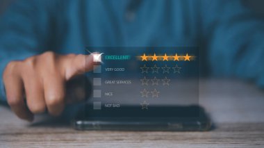 Geri bildirim değerlendirme memnuniyet hizmeti için yüksek puan veren bir adam. Beş yıldız simgesi ile müşteri memnuniyeti deneyimi ve geri bildirim memnuniyet servisi için mükemmel.