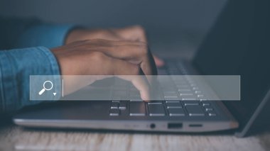 İnternet veri ağı konsepti taranıyor. Arama motoru optimizasyonu SEO Ağı. İnsan eli arama çubuğundaki bilgi arama düğmesine basar, boşluğu kopyala.