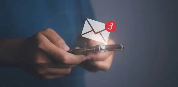 İşadamı eli iş e-posta iletişimi ve dijital pazarlama için yeni e-posta bildirimine dokunuyor. Gelen kutusu elektronik mesaj alıyor. İnternet teknolojisi..