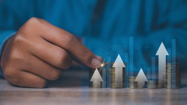 İş adamı, ekran önx ticaret grafiği finansal verileri ile madeni para yığıyor. Gol işi kar grafiği geliştirme. Borsa, mali büyüme raporu.