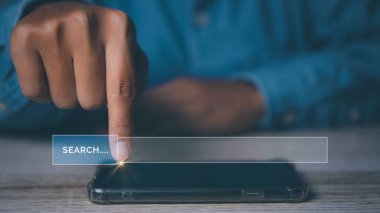 Cep telefonu kullanan bir adam internet veri bilgilerini tarıyor. SEO Arama Motoru Optimizasyonu, İnternet tarayıcı ağı, dijital ağ içeriği kavramı.