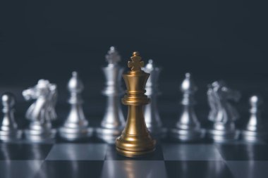 Satranç masası oyunu, iş rekabeti. Satranç taşları. Liderlik, takım çalışması, ortaklık, iş stratejisi kavramı.