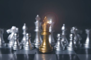 Satranç masası oyunu, iş rekabeti. Satranç taşları. Liderlik, takım çalışması, ortaklık, iş stratejisi kavramı.