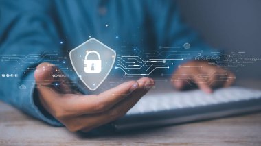 Siber güvenlik uzmanı çalışırken siber güvenlik ve ağ koruması. Simge ve internet ağ güvenlik teknolojisini sunucuyu siber suçlara karşı korumak için güvenli erişime kilitle.