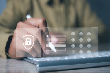 Siber güvenlik uzmanı çalışırken siber güvenlik ve ağ koruması. Simge ve internet ağ güvenlik teknolojisini sunucuyu siber suçlara karşı korumak için güvenli erişime kilitle.