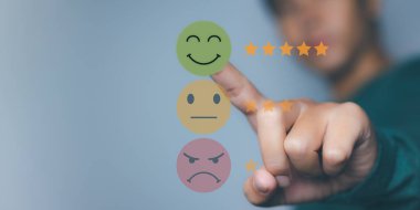 İşadamı dokunarak geri bildirim memnuniyet hizmeti için yüksek puan veriyor. Beş yıldız simgesi ile müşteri memnuniyeti deneyimi ve geri bildirim memnuniyet servisi için mükemmel.