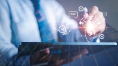 AI sohbet robotları iş adamlarıyla iletişim kuruyor. Yapay zeka dijital müşteri hizmetleri uygulaması kavramı, müşterilere anında yardım etmek için mobil uygulama.