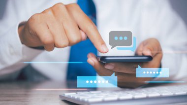 Genç adam internet paylaşımında simge ile iletişim kurmak için sosyal medyayla akıllı telefon kullanıyor. Veri ve pazarlama konsepti. Cep telefonunda sosyal medya ve dijital.