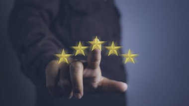 İşadamı dokunarak geri bildirim memnuniyet hizmeti için yüksek puan veriyor. Beş yıldız simgesi ile müşteri memnuniyeti deneyimi ve geri bildirim memnuniyet servisi için mükemmel.