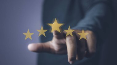 İşadamı dokunarak geri bildirim memnuniyet hizmeti için yüksek puan veriyor. Beş yıldız simgesi ile müşteri memnuniyeti deneyimi ve geri bildirim memnuniyet servisi için mükemmel.