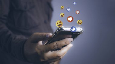 Sosyal medya ve dijital online cep telefonu. Adam internet paylaşımındaki ikon gibi tıklamak ve sevmek için akıllı telefonu sosyal medya ile kullanıyor. Tatilde yaşama ve sosyal medyada oynama kavramı.