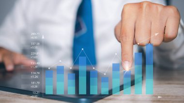 Hedefteki başarı stratejisi hedefi ve planı. Borsa, iş büyümesi, ilerleme ya da başarı. Borsa grafiği finansal kar borsası gelişimi.