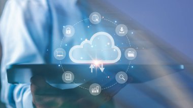 İşadamı bulut hesaplama teknolojisine tabletle erişiyor. Ağ ve internet hizmetlerinde veri depolama güvenliği çevrimiçi. Aygıtları buluta bağla. Bulut hesaplama kavramı.