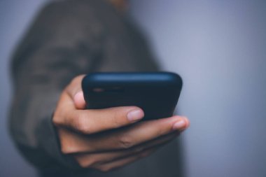 Erkek eli cep telefonu kullanıyor. Boşluğu kopyala.