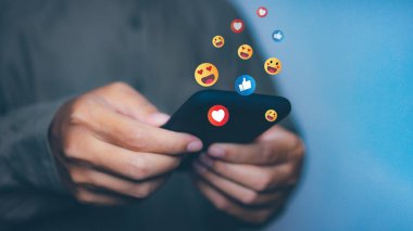 Sosyal medya ve dijital online cep telefonu. Adam internet paylaşımındaki ikon gibi tıklamak ve sevmek için akıllı telefonu sosyal medya ile kullanıyor. Tatilde yaşama ve sosyal medyada oynama kavramı.