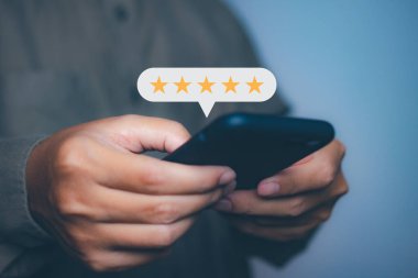 İşadamı dokunarak geri bildirim memnuniyet hizmeti için yüksek puan veriyor. Beş yıldız simgesi ile müşteri memnuniyeti deneyimi ve geri bildirim memnuniyet servisi için mükemmel.