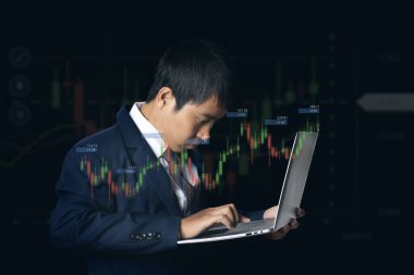 İş adamı, bilgisayarını kullanırken, ön x ticaret grafiği finansal verileri kullanıyor. Hedefteki başarı stratejisi hedefi ve planı. Borsa, mali grafik büyüme raporu, iş geliştirme.
