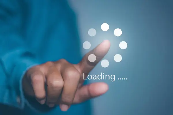 İş adamı veri uygulamasını işaret ediyor. Bar dijital iş verileri web sitesini indir. Yükleme çubuğu için bekleme kavramı.