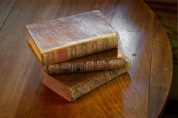 Antik Könyvek Halmaz Bőr Borítással Arany Díszítéssel Egy Asztalon — Stock Fotó