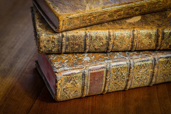 Куча Старинных Книг Кожаным Чехлом Золотыми Орнаментами Деревянном Столе — стоковое фото