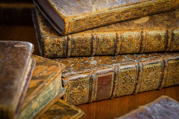 Montón Libros Antiguos Con Una Cubierta Cuero Adornos Dorados Una — Foto de Stock