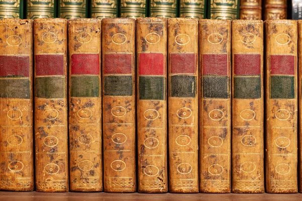 Stapel Antiker Bücher Mit Ledereinband Und Goldenen Ornamenten Auf Einem — Stockfoto