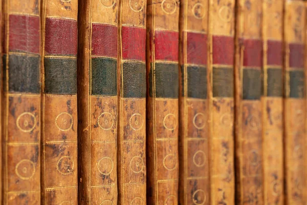 Stos Antycznych Książek Skórzaną Osłoną Złotymi Ozdobami Drewnianym Stole — Zdjęcie stockowe