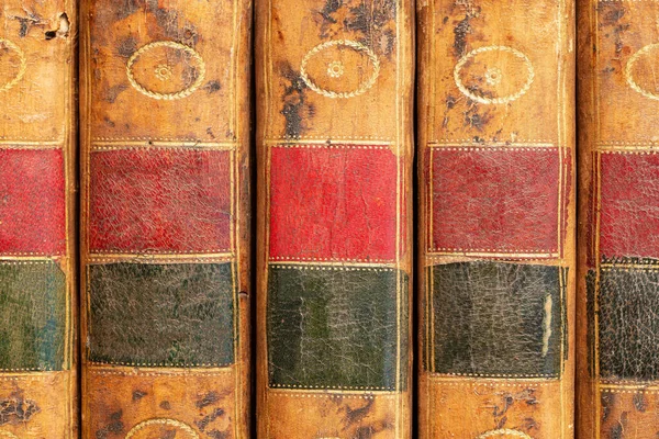 Stos Antycznych Książek Skórzaną Osłoną Złotymi Ozdobami Drewnianym Stole — Zdjęcie stockowe
