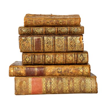 Deri kaplı antika kitap yığınları ve beyaz arka planda izole edilmiş altın süsler.