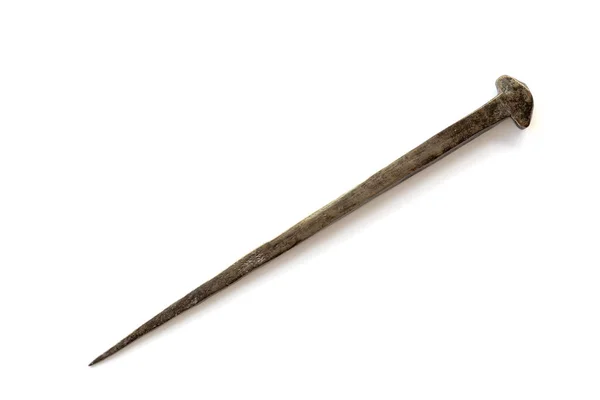 Beyaz Arka Planda Izole Edilmiş Uzun Antika Dövmeli Çivi — Stok fotoğraf