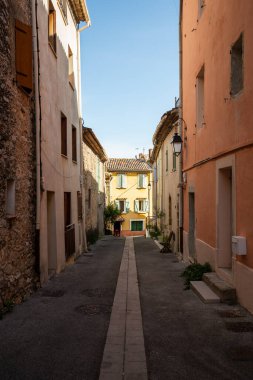 Fransa 'nın Provence Alpes Cote d' Azur bölgesinde, Var ilinin küçük bir köyü olan Noules Şatosu..