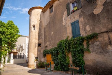 Fransa 'nın Provence Alpes Cote d' Azur bölgesinde, Var ilinin küçük bir köyü olan Noules Şatosu..