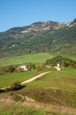 İtalyan yürüyüşlerinin Montefeltro bölgesinde Pesaro ve Urbino ilçelerindeki görkemli Carpegna Dağı manzarası.