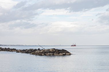 İtalya 'nın Emilia Romagna bölgesindeki Cattolica' dan Riccione ve Rimini 'nin kışın bulutlu bir gökyüzü altında görüntüsü