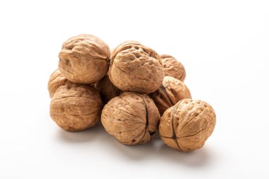 Beyaz arka planda bir yığın ceviz meyvesi