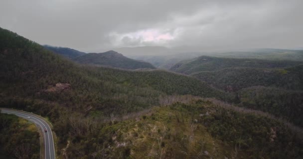 Panoramique Camion Gauche Tournant Autour Route Montagne Dans Paysage Cicatrisé — Video