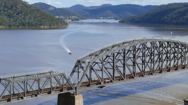 小型巡洋舰驶向澳大利亚新南威尔士州霍克斯伯里河大桥下29秒 — 图库视频影像