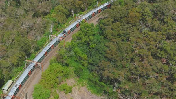 Tren Serpenteando Colina Arriba Través Los Arbustos Australianos Por Encima — Vídeo de stock