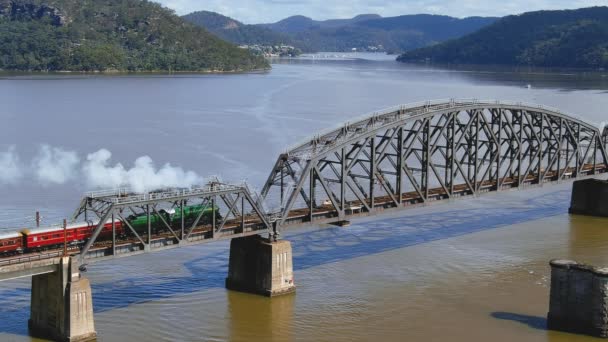 在新南威尔士州铁路桥上 经过了历史上最古老的野餐蒸汽火车3801次 — 图库视频影像
