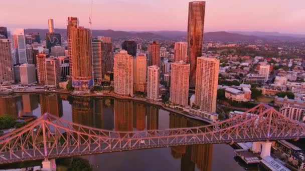 Nákladní Vůz Přes Most Přes Brisbane Úsvitu 11Sec — Stock video