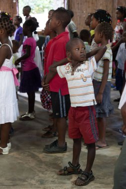 Tapınma sırasında bir Pentecostal Hıristiyan kilisesinde çocuk hizmetinde dikkati dağılmış Afrikalı çocuğa yaklaş..
