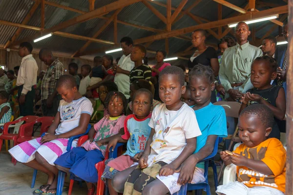 Nahaufnahme Afrikanischer Kinder Vor Einem Gemeindehaus Gottesdienst Pfingstsonntag Augen Geschlossen — Stockfoto