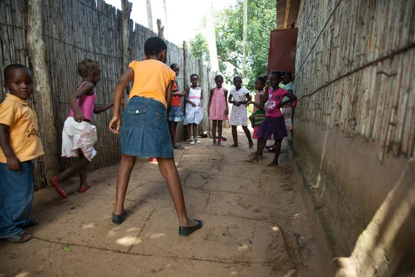 Nahaufnahme Afrikanischer Kinder Die Während Eines Sonntagsgottesdienstes Hopscotch Dreck Vor — Stockfoto