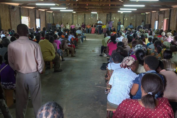 Weiträumige Rückansicht Der Afrikanischen Gemeinde Pfingstchristlichen Sonntagsgottesdienst Der Dem Pastor — Stockfoto