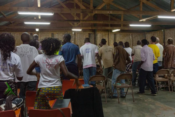 Pentecostal Hıristiyan Gençlik Kilisesi 'ndeki genç Afrikalı cemaatin tapınma ve neşe içinde dans eden gözlerini kapat. Gençlik için pentekostal ibadet umut, kefaret ve kurtuluş metaforu.